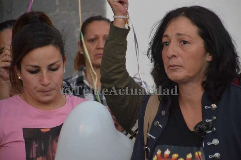 La madre de Yurena López, en la plaza de San Juan tras la misa funeral en el primer aniversario de su asesinato/TA.